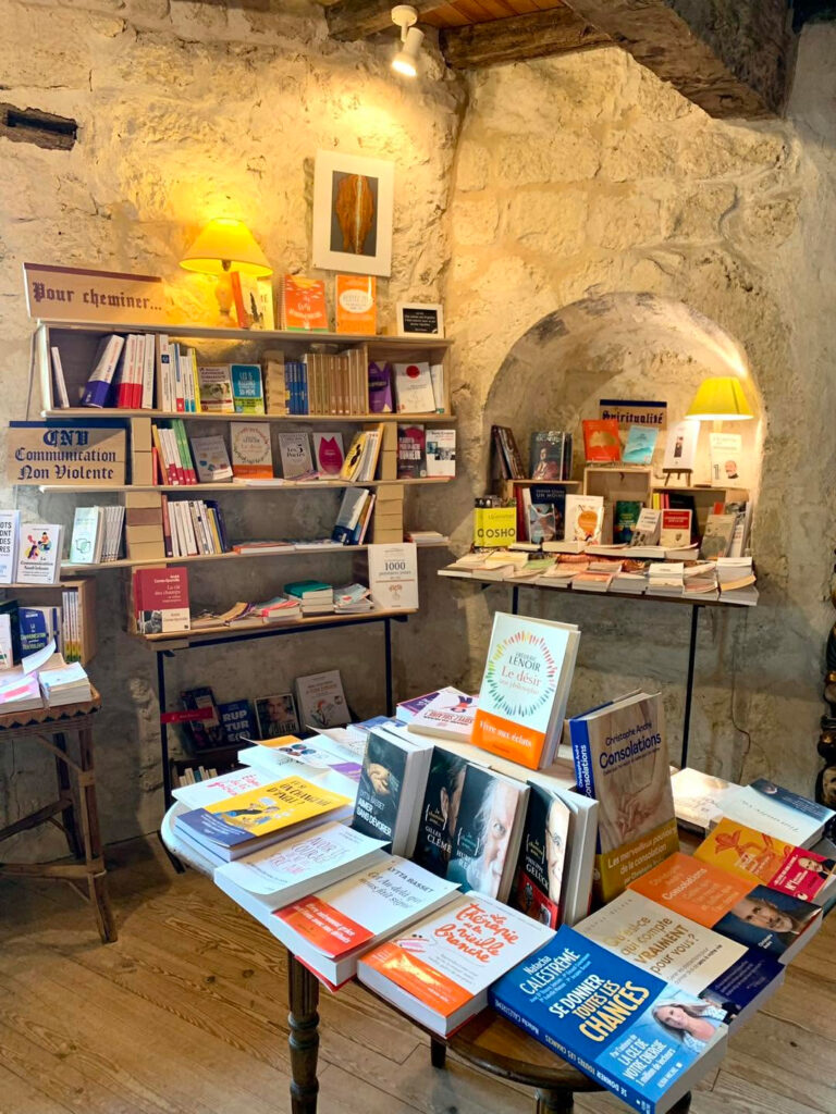 Rayonnage de livres disponible à la librairie Caminando dans le Gers